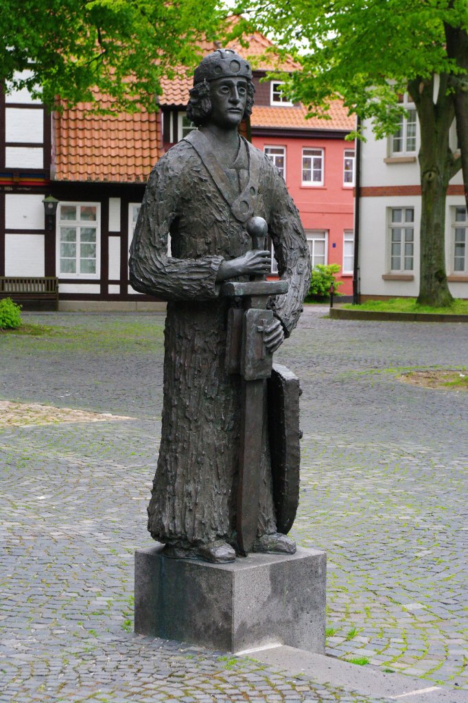 Nienburg/Weser, Widukindstatue am Kirchplatz, Kreis Nienburg (14.05.2010)