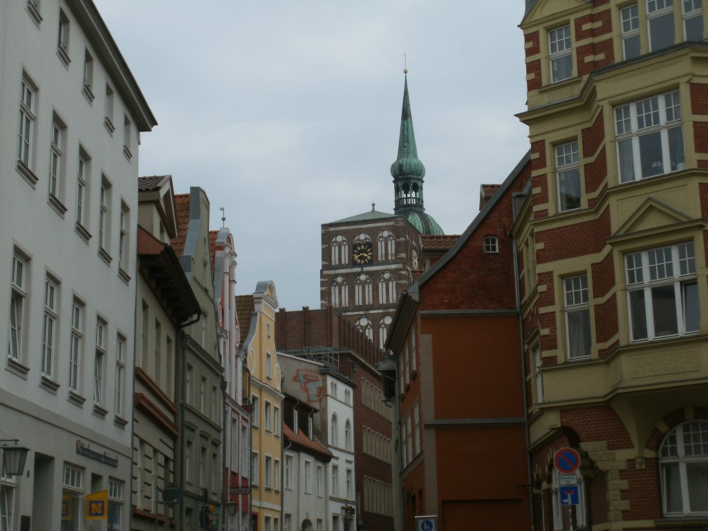 Nikolaikirche aufgenommen durch die Huserschluchten von Stralsund.Aufnahme vom 30.August 2012.