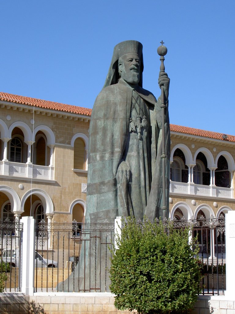 Nikosia, Makarios Denkmal vor dem Bischflichen Palast (15.11.2006)