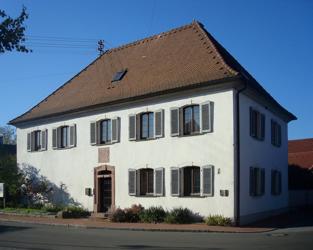 Nimburg, dieser barocke Wohnungsbau stammt von 1769, beherbergt heute das Pfarrhaus, Okt.2010