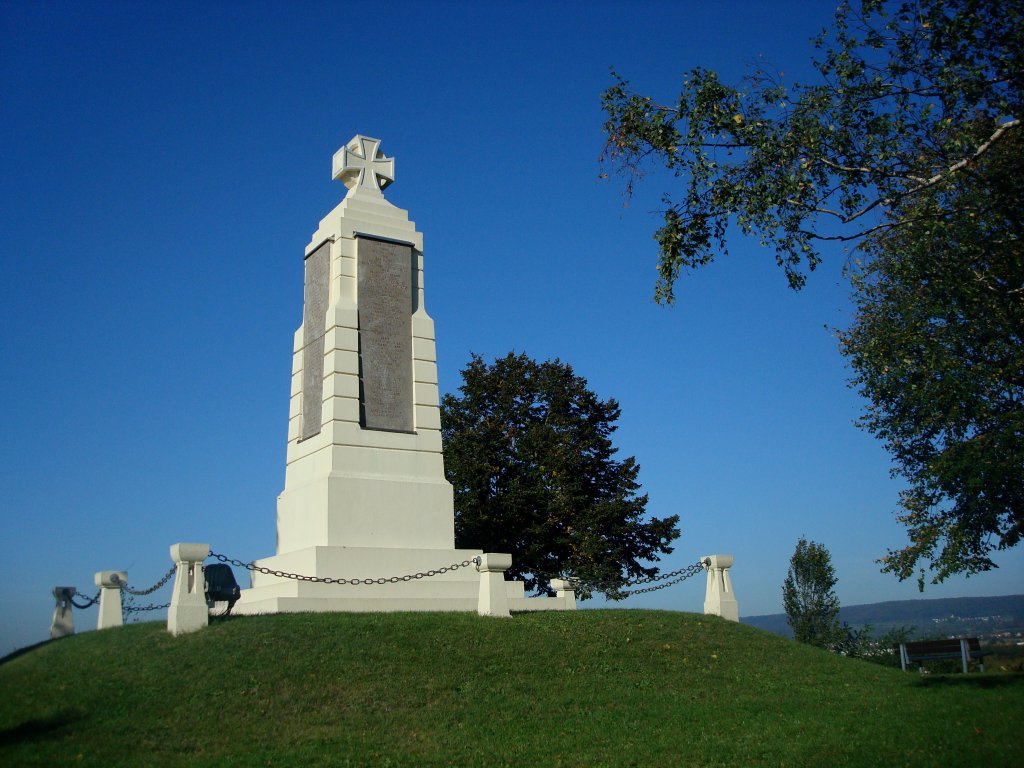 Nimburg im LK Emmendingen,
auf dem Nimberg steht weithin sichtbar das monumentale Kriegerdenkmal fr die Gefallenen der beiden Weltkriege, 
Okt.2010