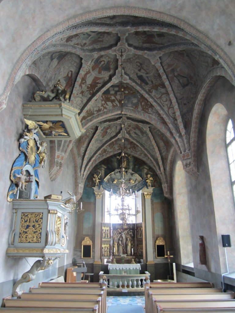 Njutanger, Chor der Kirche, Sterngewlbe aus dem 15. Jahrhundert, Deckenmalereien von 1520, Flgelaltar von Haaken Gulleson (08.07.2013)