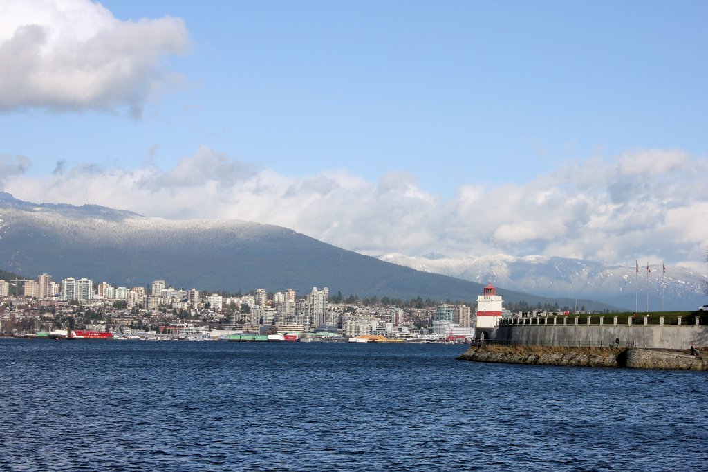 Nord Vancouver Mitte Mrz 2012 gesehen vom Stanley Park.
Im Hintergrund ragen die Rocky Mountains empor.