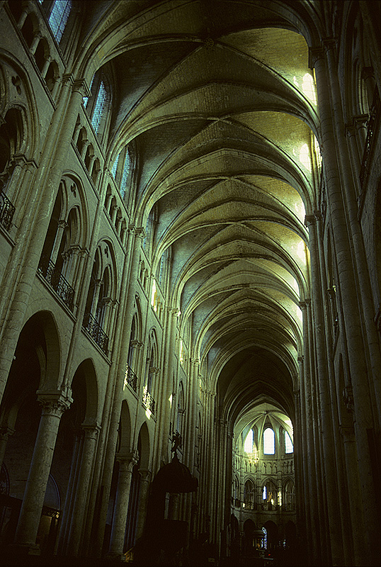 Noyon, Kathedrale Notre Dame, Mittelschiff Richtung Osten. Baubeginn nicht datiert, wahrscheinlich ab etwa 1149, frhgotisch. 4-teiliges Gewlbe/Halbjoch, knapp 24 m hoch, 4-zoniger Wandaufbau. Sttzenwechsel. Aufnahme von Okt. 1995, HQ-Scan ab Dia.