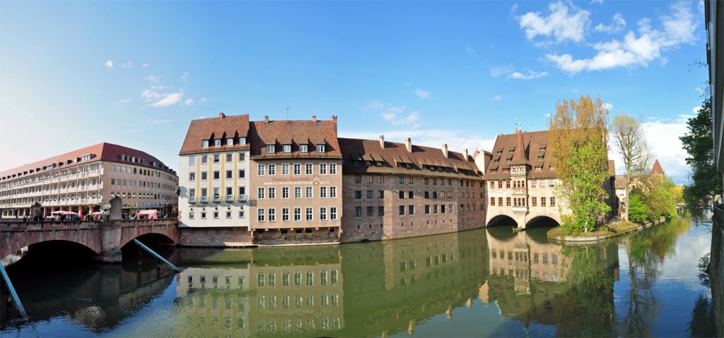 Nrnberg - Heilig Geist Spital und Museumsbrcke ber die Pegnitz (Panoramaaufnahme)- 23.04.2012