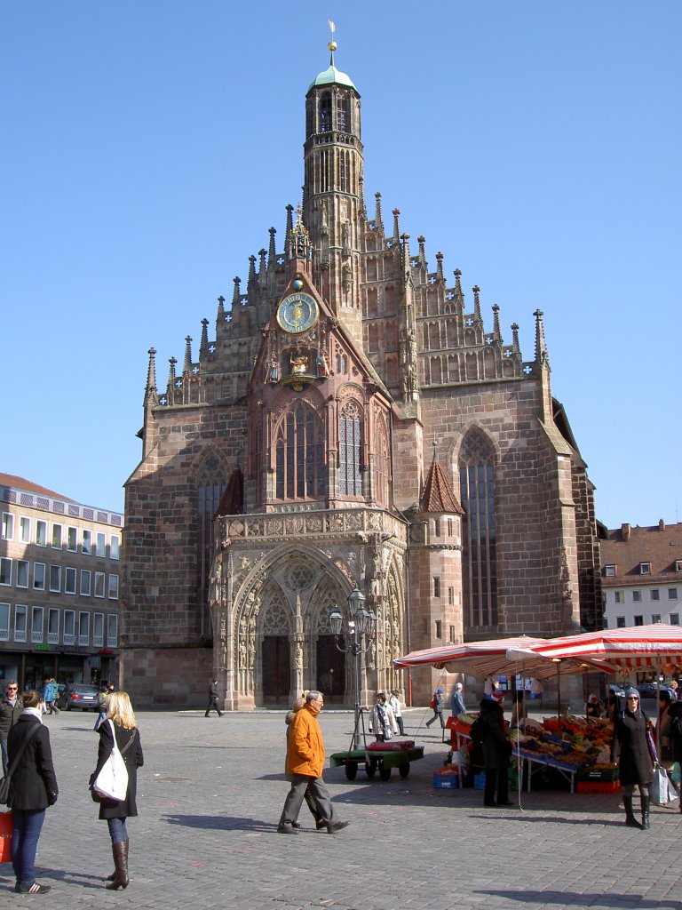 Nrnberg, Kath. Frauenkirche am Hauptmarkt, gestiftet 1349 von Kaiser Karl IV.
(08.03.2011)