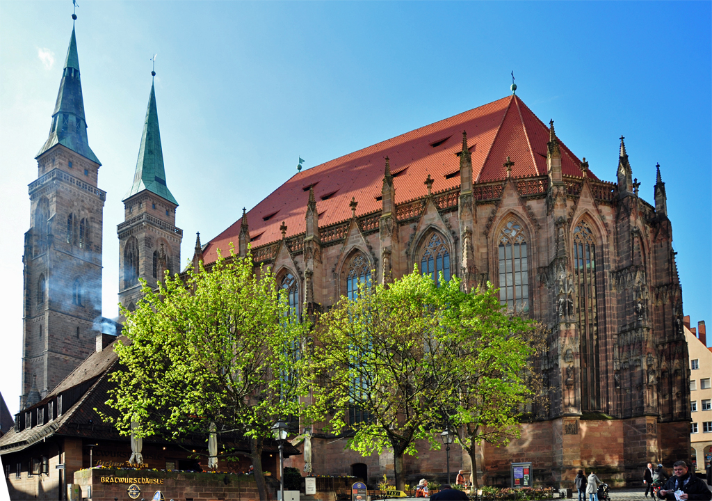 Nrnberg - St. Selbald Kirche, leicht eingehllt vom Rauch des Bratwursthusle - 23.04.2012