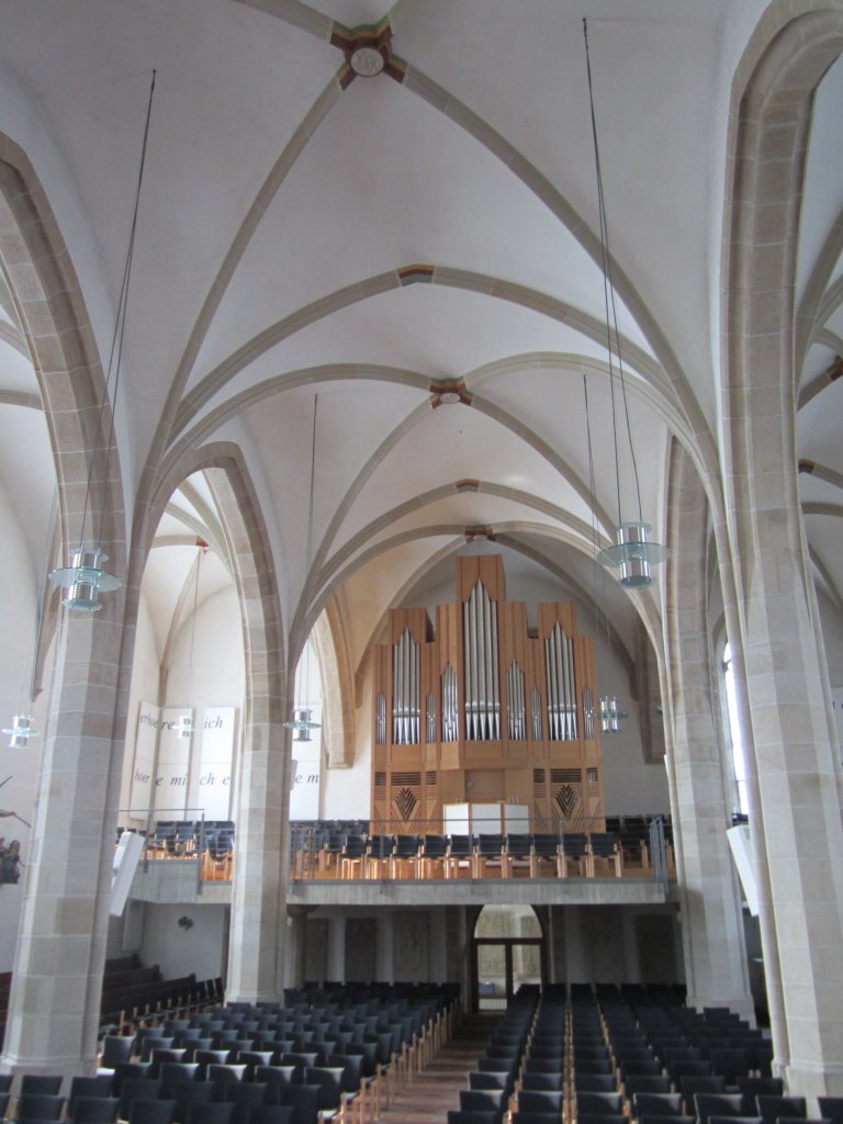 Nrtingen, Langschiff der St. Laurentius Kirche mit Orgelempore (17.02.2013)