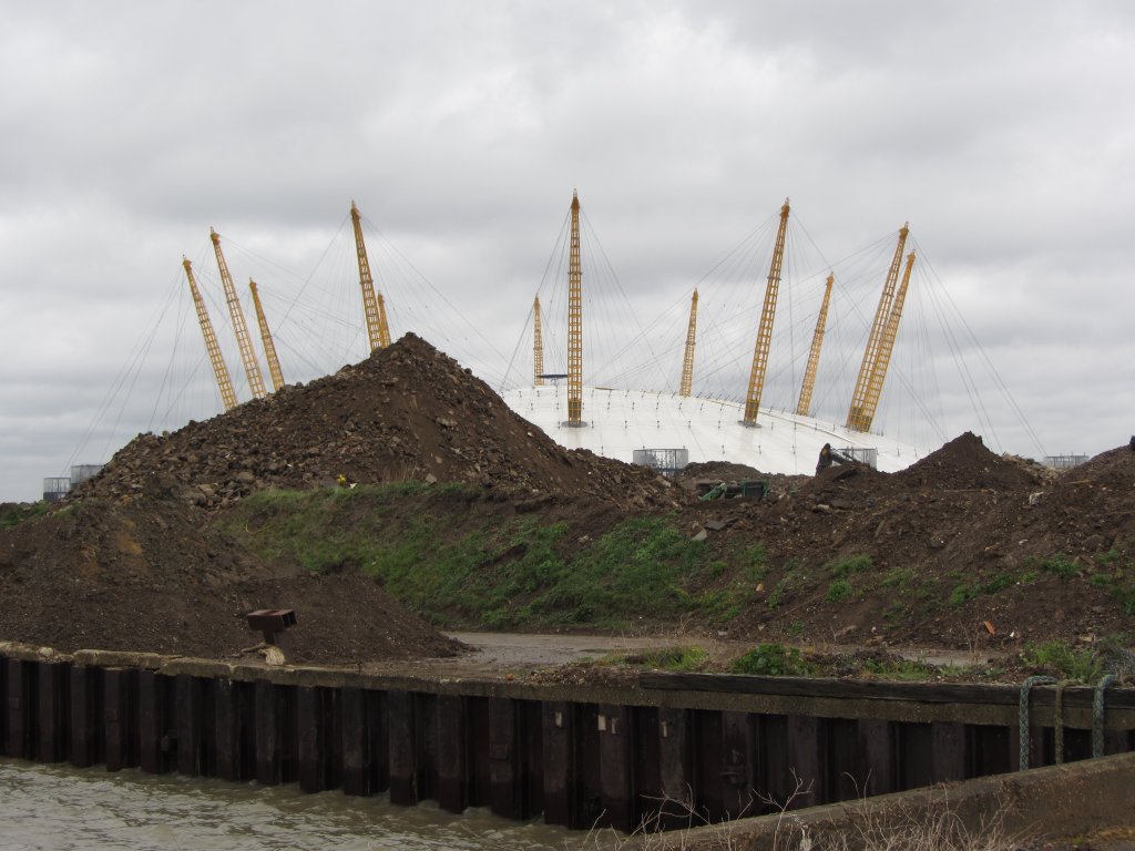 O2 Arena in London - hinter einem Sandberg. Vom Thames Path aus gesehen. 9. April 2012