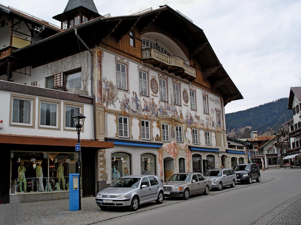 Oberammergau in Bayern, das mit Lftlmalerei reich verziehrte Geburtshaus des Schriftstellers Ludwig Thoma, erbaut 1775, Mrz 2005