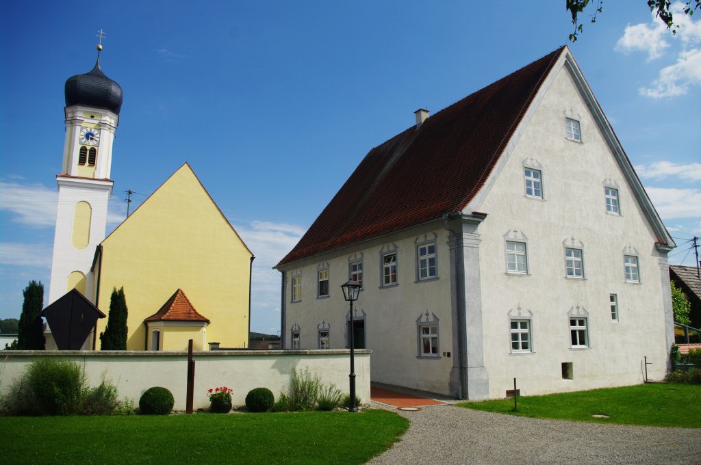 Oberauerbach, St. Mauritius Kirche und Pfarrhaus, Landkreis Unterallgu 
(14.08.2011)