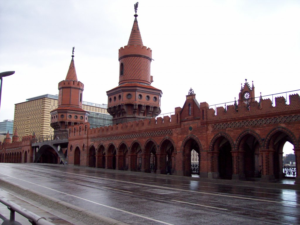 Oberbaumbrcke, 1892-96 an Stelle einer Holzbrcke fr Strae und Hochbahn erbaut, Trme nach dem Vorbild des Prenzlauer Mitteltorturms, (17.03.2007)