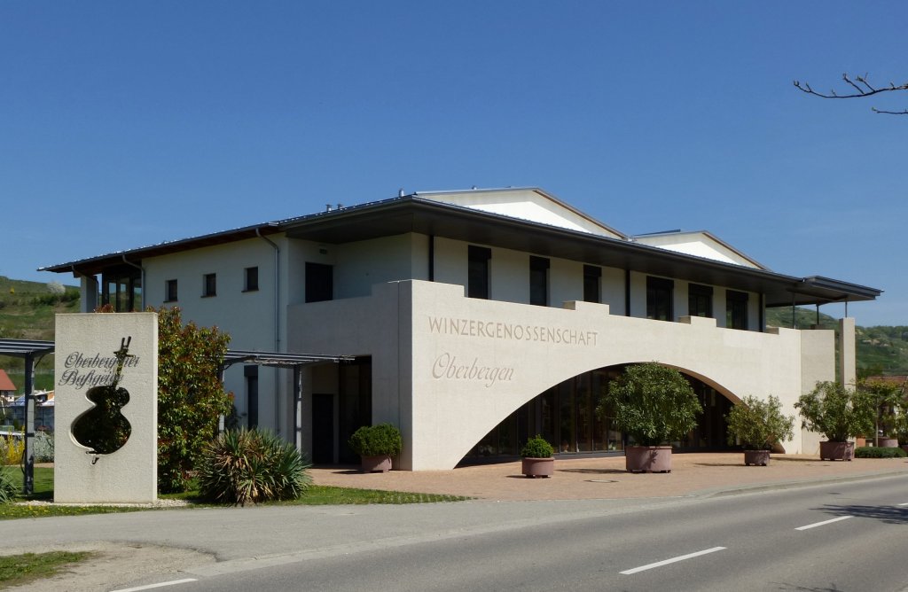 Oberbergen im Kaiserstuhl, das neue Gebude der Winzergenossenschaft, die WG gehrt zu den grten im Weinland Baden, April 2013