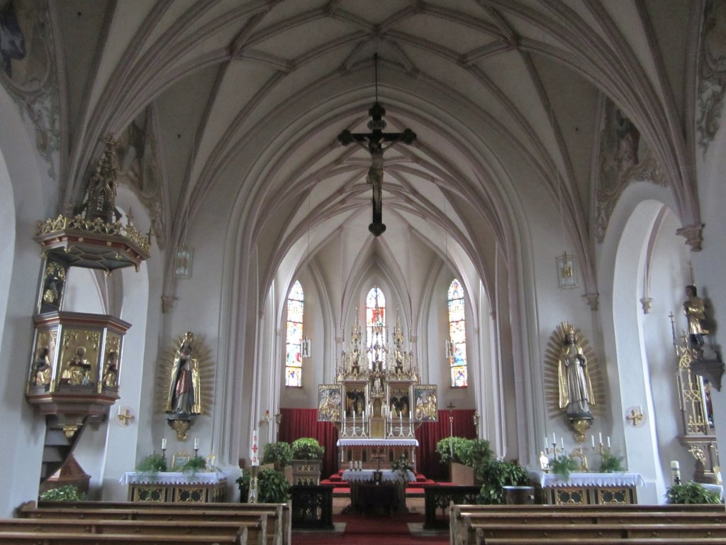 Oberdietfurt, Chor mit Netzrippengewlbe der St. Johannes Kirche, erbaut im 15. Jahrhundert, neugotische Ausstattung von 1880, Kreis Rottal-Inn (02.02.2013)