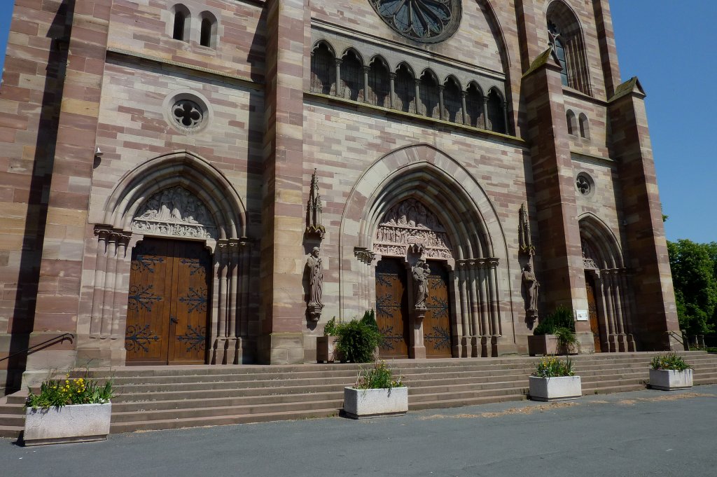 Oberehnheim(Obernai) im Elsa, die Eingangsfassade der neugotischen St.Peter und Paul Kirche, Mai 2011