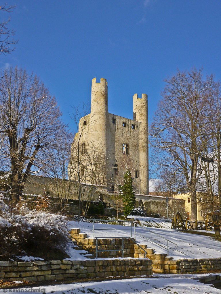 Oberhalb der Saale am sdstlichen Rand der Saalfelder Altstadt befindet sich die gewaltige Burgruine  Hoher Schwarm . (10.02.2013)