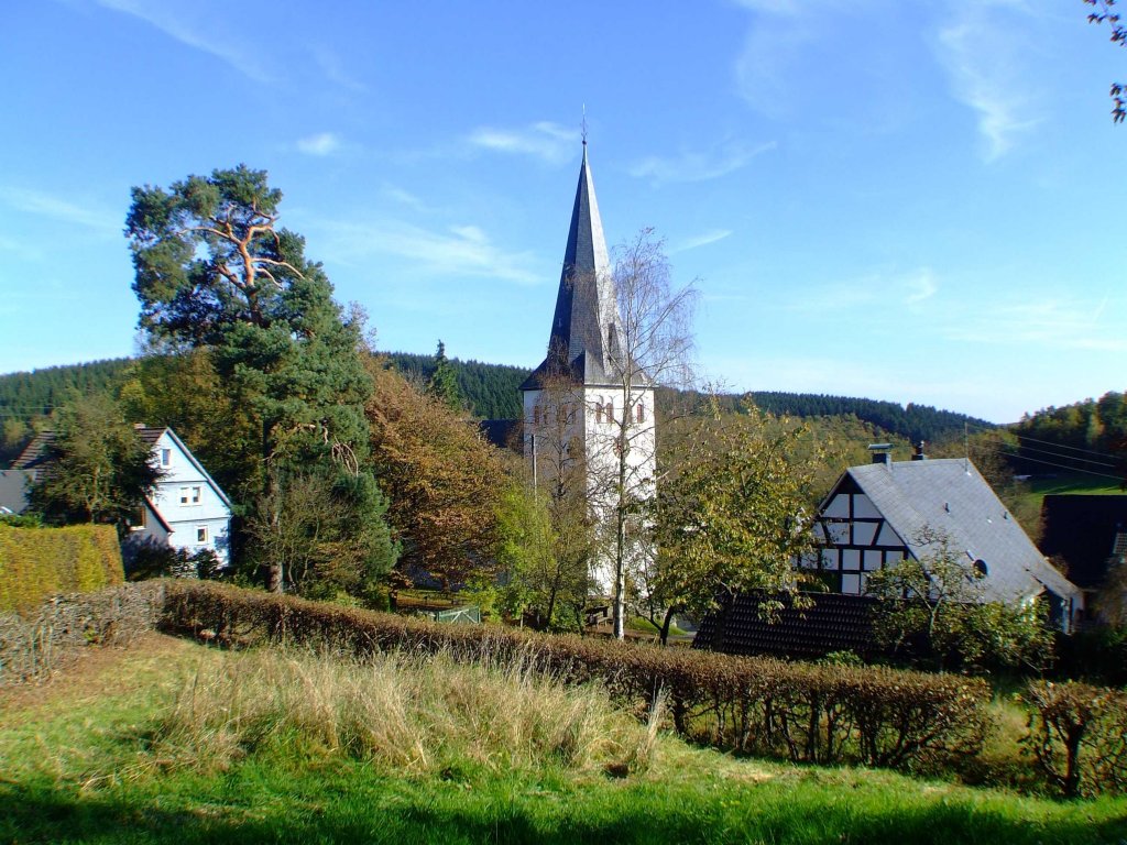 Oberholzklau (gehrt zu Freudenberg), Kreis Siegen-Wittgenstein, am 13.10.2007. Blick vom Achenbachweg auf die ev. Kirche und Pfarrhaus (rechts).