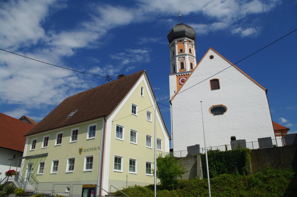 Oberkammlach, Rathaus und Maria Himmelfahrt Kirche, Kreis Unterallgu (14.08.2011)