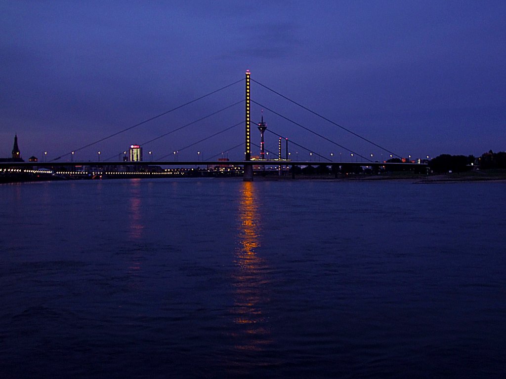 Oberkasseler-Brcke am Rhein bei Dsseldorf um 6Uhr Morgens;110906