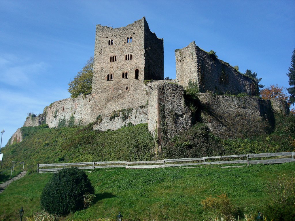 Oberkirch, hoch ber der Stadt steht die Ruine der Schauenburg, geht zurck auf das 11.Jahrhundert, Okt.2010