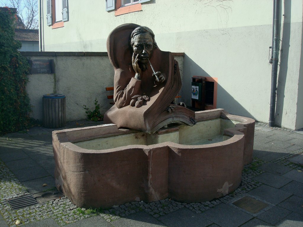 Oberkirch in der Ortenau, der August-Ganther-Brunnen, aufgestellt 1989 fr den allemanischen Mundartdichter (1862-1938) und Ehrenbrger der Stadt, Okt.2010
