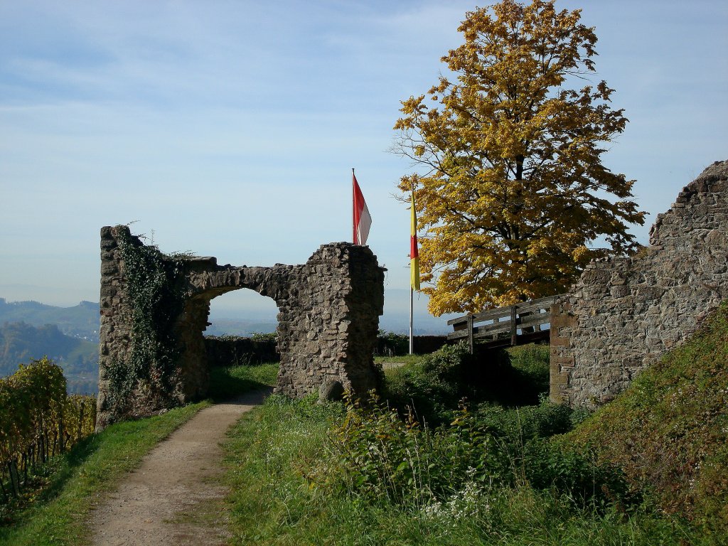 Oberkirch in der Ortenau, Eingangstor zur Ruine Schauenburg aus dem 11.Jahrhundert, Okt.2010