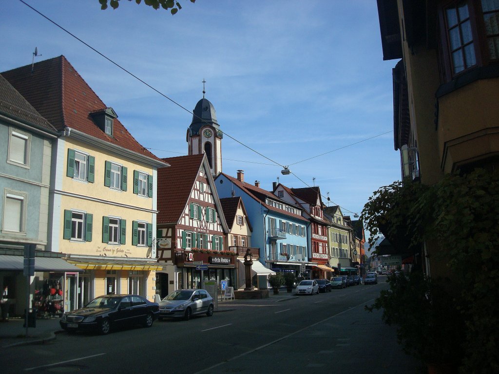 Oberkirch in der Ortenau, die Hauptstrae mit Blick zur Stadtpfarrkirche, Okt.2010