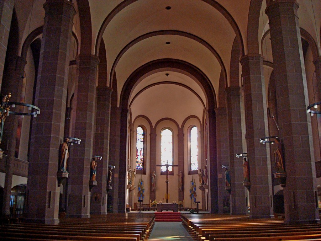 Oberkirch in der Ortenau, der Innenraum der neuromanischen Pfarrkirche von 1863-66 erbaut, Okt.2010