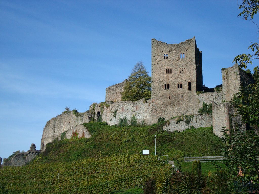 Oberkirch in der Ortenau, die Ruine der Schauenburg hoch ber der Stadt, erbaut im 11.Jahrhundert, Ruine seit 1730, Okt.2010