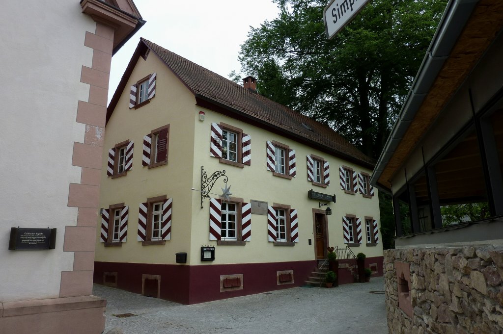 Oberkirch, im Ortsteil Gaisbach steht das historische Gasthaus  Silberner Stern , hier lebte und arbeitete der Dichter Joh.Jacob Christop von Grimmelshausen (Simplicissimus) als Wirt von 1665-67, Mai 2011