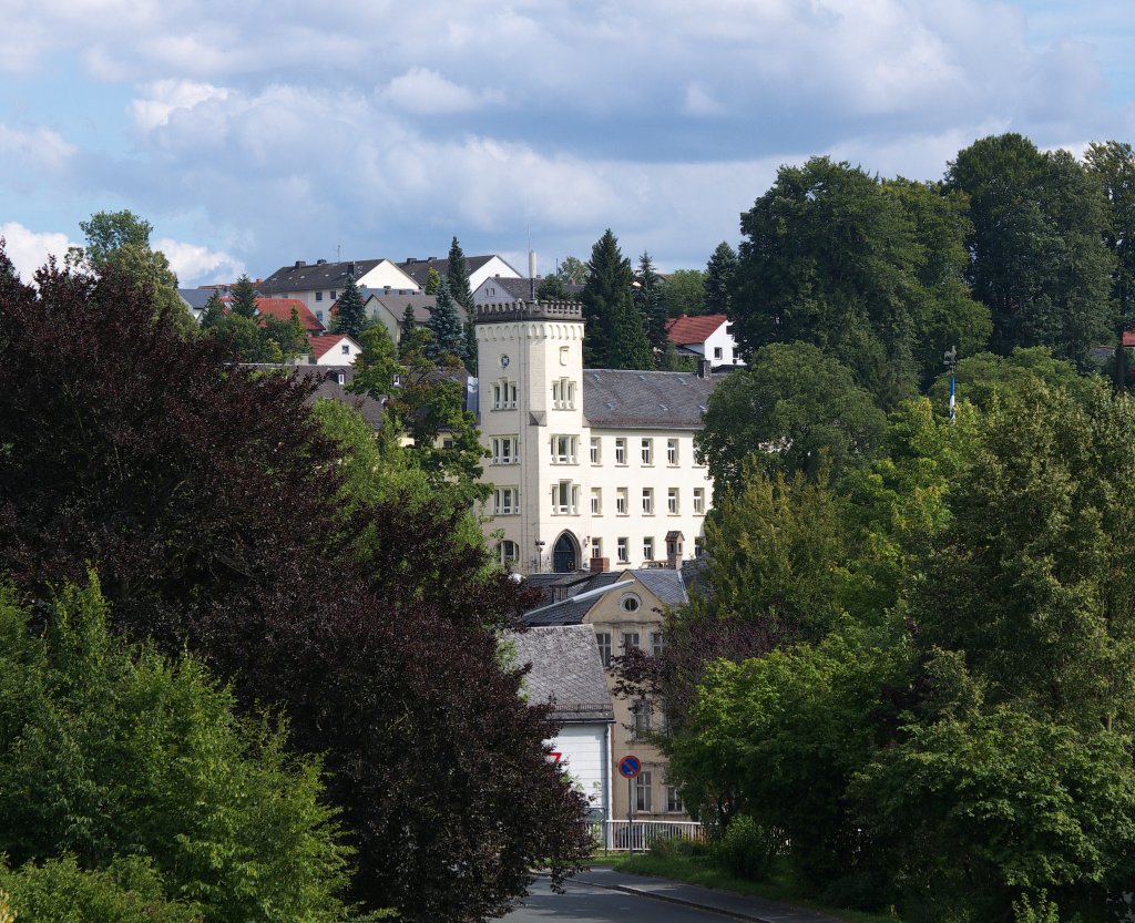 Oberkotzau, Blick auf das Schlo. Das zweiflgelige Schloss erhebt sich auf einem zentral gelegenen Hgel ber dem Markt. Es wrde 1852 fertig gestellt. Am Fue des Hgels befinden sich in geringer Entfernung der Marktplatz und die evangelische Kirche. 05.08.2012