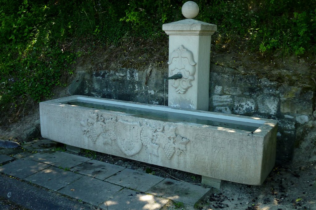 Oberrotweil im Kaiserstuhl, zur Erinnerung an die groe Flurbereinigung oder  Rebumlegung  wurde in den Weinbergen 1973 dieser Brunnen errichtet, Juli 2011