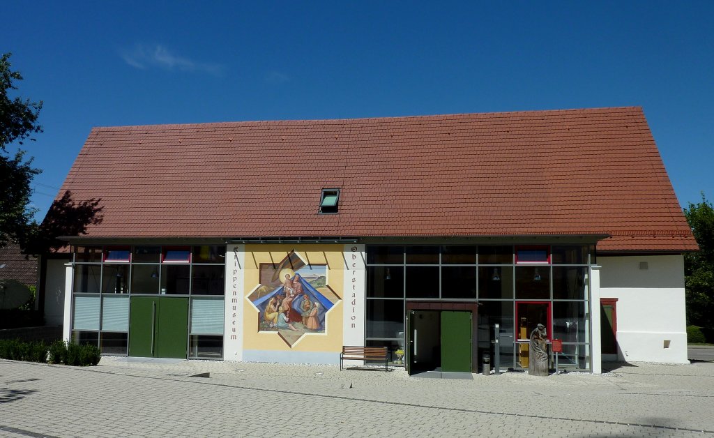 Oberstadion, in der ehemaligen Pfarrscheuer von 1612 befindet sich seit 2008 das Krippenmuseum, mit ber 160 Krippen das grte seiner Art in Deutschland, Aug.2012