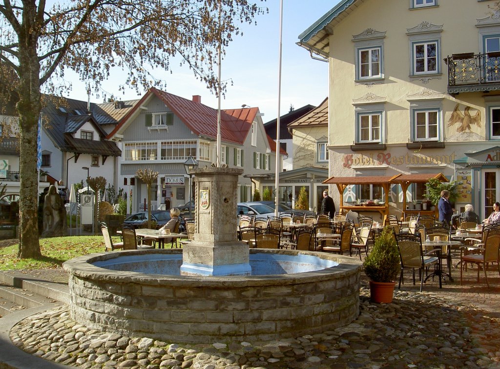 Oberstaufen, Brunnen am Kirchplatz und Hotel Adler (01.11.2011)
