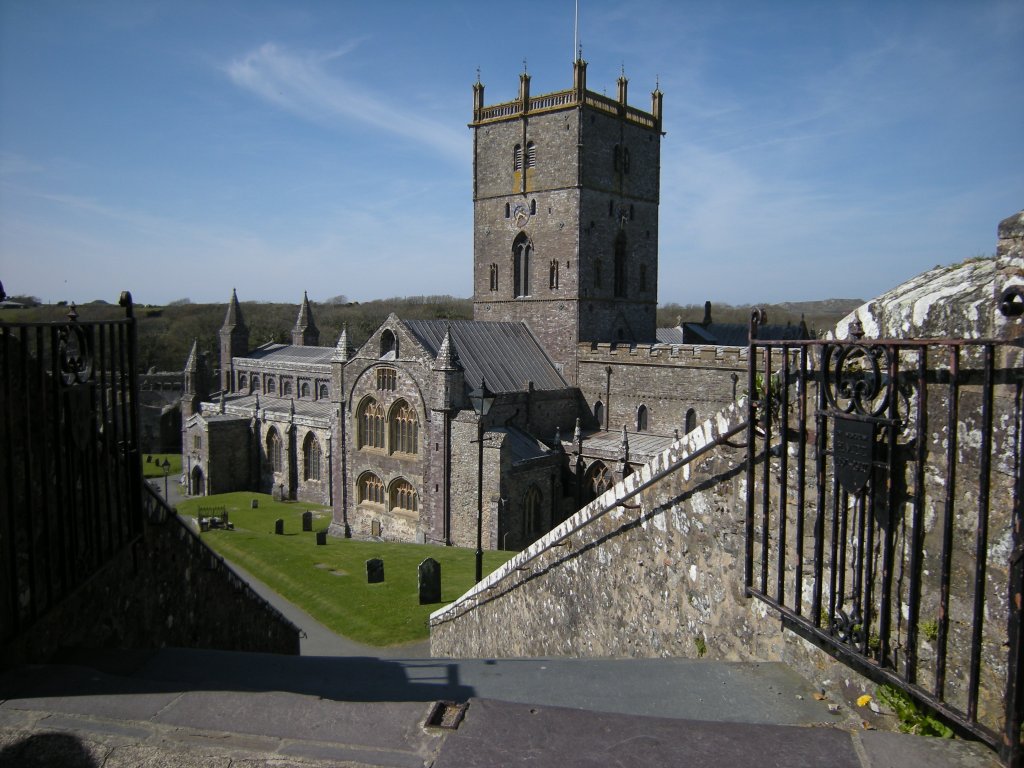 Obwohl die kleinste Stadt Grobritanniens fast kleiner ist als ihre Kathedrale, muss man sich doch ganz bewusst auf die Suche machen, um die Kathedrale zu finden, die, bei solchen Gebude sonst blich, versteckt in einem Tal kauert. 
Ganz, ohne Ecken abzuschneiden ist es uns nicht gelungen, den prchtigen Bau abzulichten und so musste man sich was einfallen lassen um Kathedrale und Umgebung einigermaen glaubhaft zu fotografieren.
