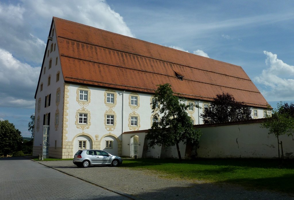 Ochsenhausen, der 1716 erbaute Fruchtkasten des Klosters beherbergt heute wechselnde Kunstausstellungen, whrend des II.Weltkrieges baute Flugzeugkonstrukteur Heinrich Focke hier den ersten Hubschrauber der Welt und machte in der Nhe die ersten Testflge, Aug.2012