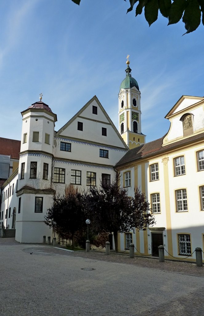 Ochsenhausen, Blick ber die Klostergebude zum Turm der Klosterkirche St.Georg, Aug.2012