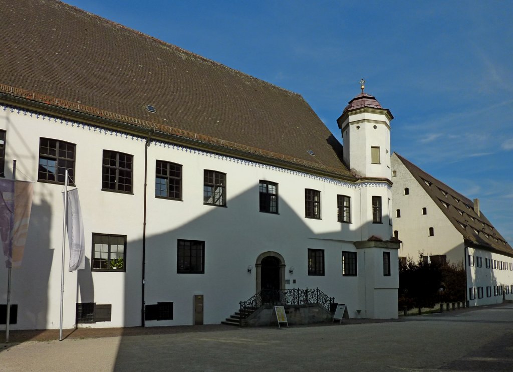 Ochsenhausen, das Konventgebude des ehemaligen Klosters aus dem 17.Jahrhundert, beherbergt heute die Jugendlandesakademie fr Musik, Aug.2012