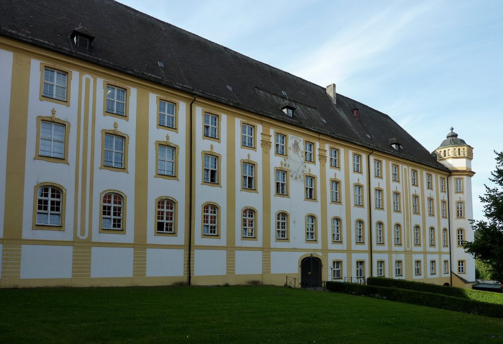 Ochsenhausen, die monumentale Barockfassade des Konventneubaus, hier der Sdflgel, Aug.2012 