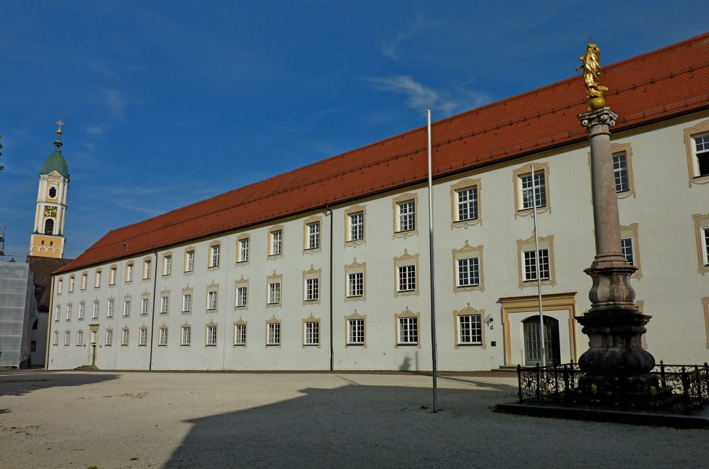 Ochsenhausen in Oberschwaben, der 1712 errichtete Frstenbau, Teil der ehemaligen Benediktiner-Reichsabtei, seit 1992 stdtische Schule, Aug.2012