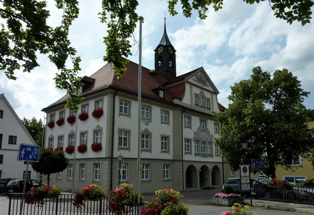 Ochsenhausen, das Rathaus der 9000 Einwohner zhlenden Stadt in Oberschwaben, erbaut 1606, Aug.2012