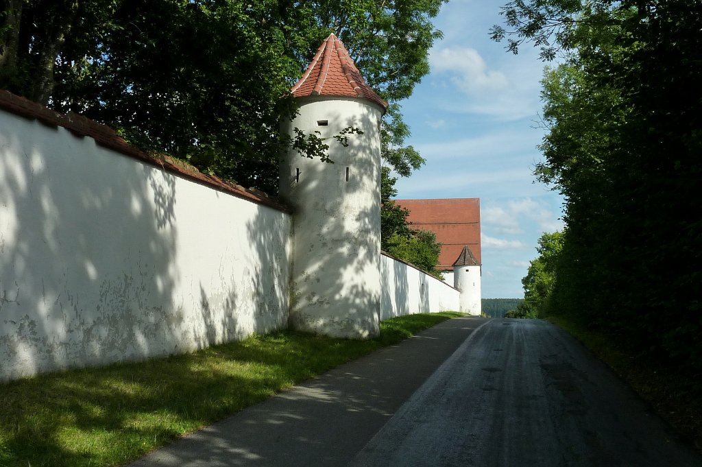 Ochsenhausen, die wehrhafte Klostermauer der ehemaligen Reichsabtei der Benediktiner, Aug.2012 