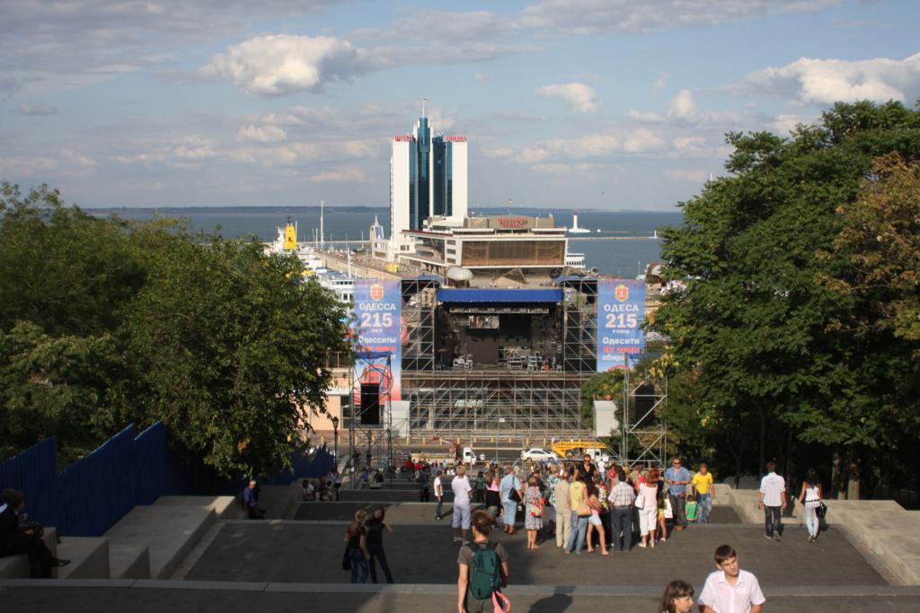 Odessa - Potemkinsche Treppe - (bekannt aus dem Film Panzerkreuzer Potemkin)
Die Treppe fhrt von der Stadt hinab zum Hafen. Im Hintergrund das
moderne Hotel Odessa.
Foto am 31.08.2009