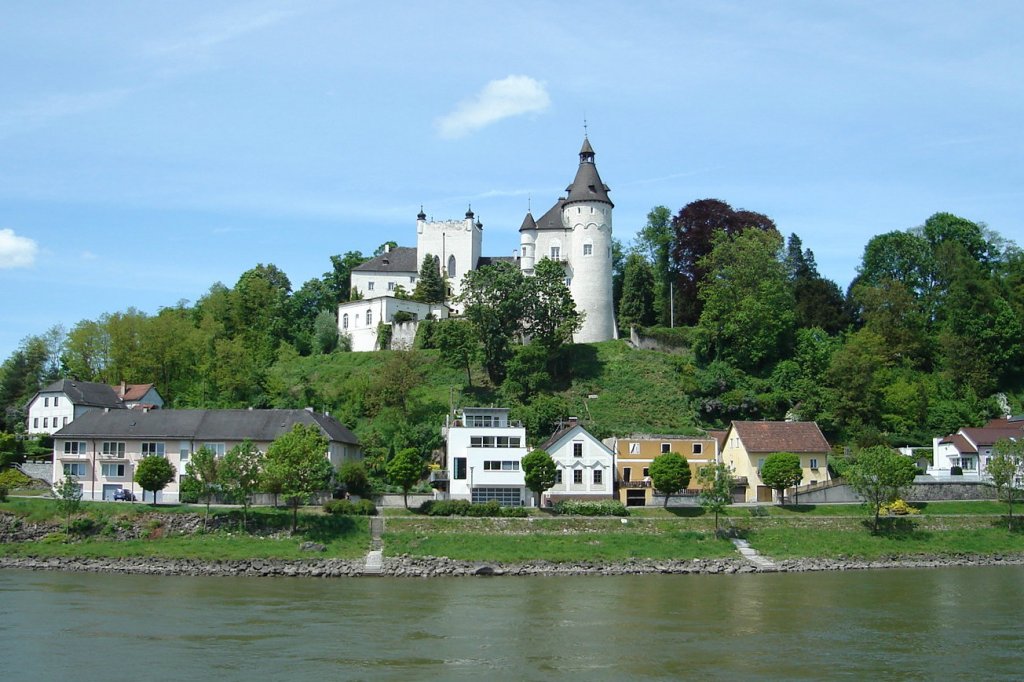 sterreich / Ottensheim a.d.Donau vom Schiff aus gesehen. 11.5.10