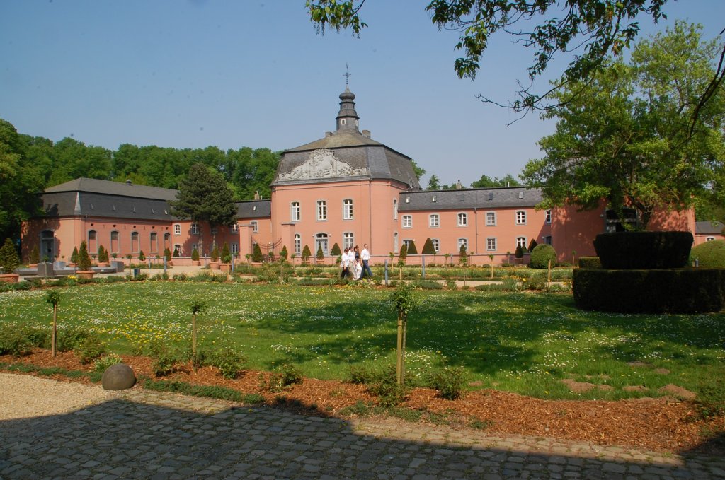 stlicher Seitenflgel vom Schloss Wickrath. Blick ber die Gartenanlage. Ostersonntag  den 24.4.2011