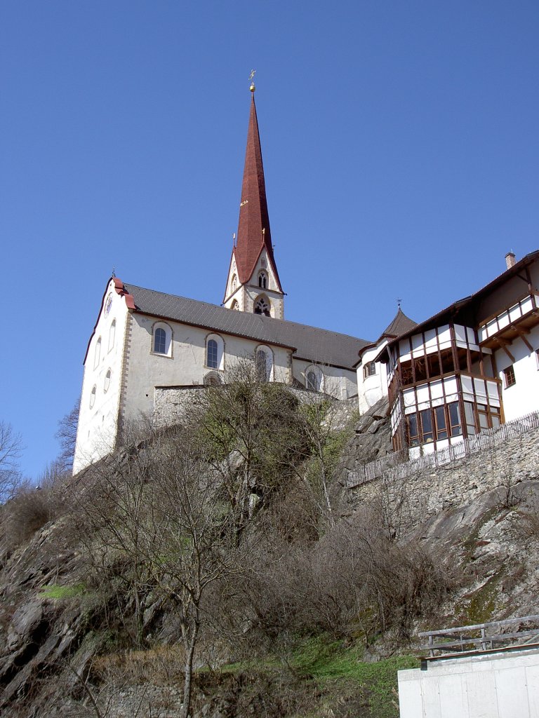 Oetz, Pfarrkirche St. Georg und St. Nikolaus, Michaelskapelle erbaut im 14. Jahrhundert, Oberkirche mit 3 gotischen Portalen erbaut ab 1660, 1745 barockisiert 
(01.04.2013)