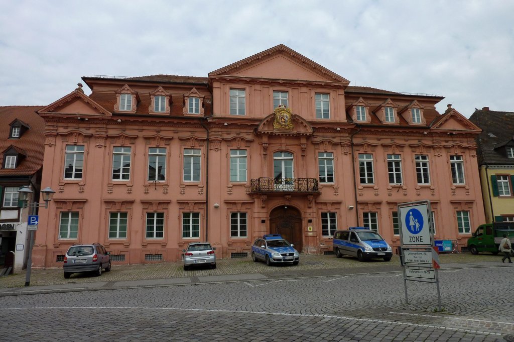 Offenburg, der ehemalige  KNIGSHOF  von 1714-17 erbaut, gehrt zu den schnsten barocken Stadtpalais in Baden, dient heute der Polizeiverwaltung, Mai 2011