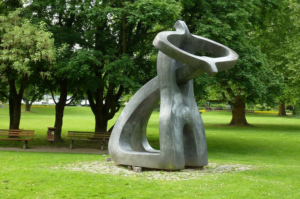 Offenburg, die Großplastik  Tod aus Liebe  von 1984 steht im Bürgerpark, ist ein Geschenk des Moskauer Künstlers V.Sidur, Mai 2011