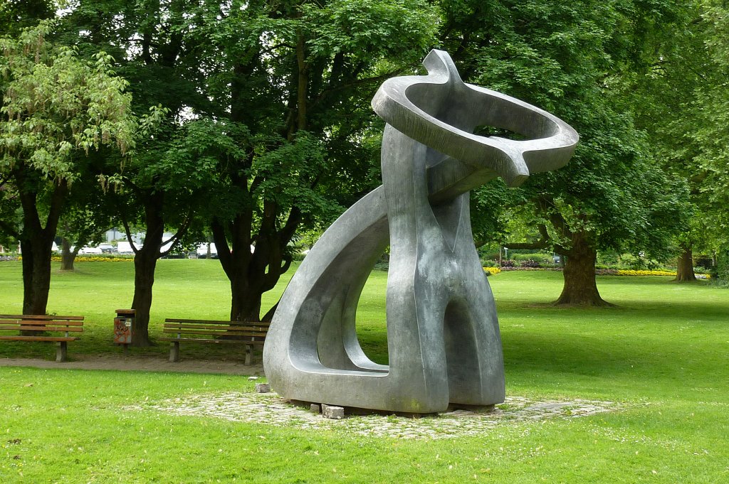 Offenburg, die Groplastik  Tod aus Liebe  von 1984 steht im Brgerpark, ist ein Geschenk des Moskauer Knstlers V.Sidur, Mai 2011