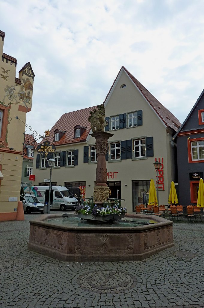 Offenburg, der Lwenbrunnen am Fischmarkt, die Sandsteinplastik stammt von 1599, Mai 2011
